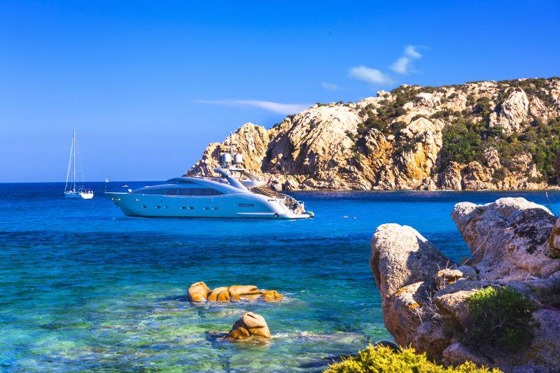 萨丁尼亚岛美丽海滩边的游艇