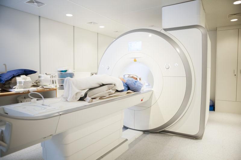 女性患者进行MRI扫描