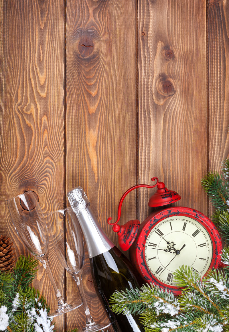 圣诞节里的时钟雪枞树和香槟