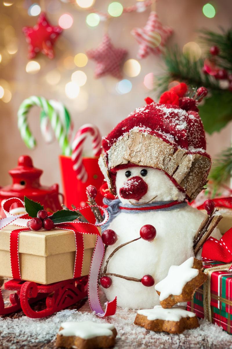 圣诞雪人的礼物和木制甜食