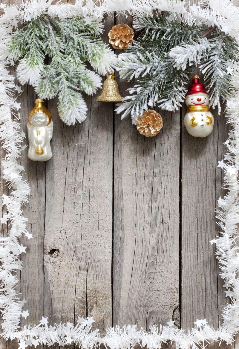 在老式木板上圣诞树装饰