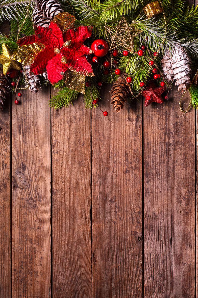 木质背景的圣诞树边框设计