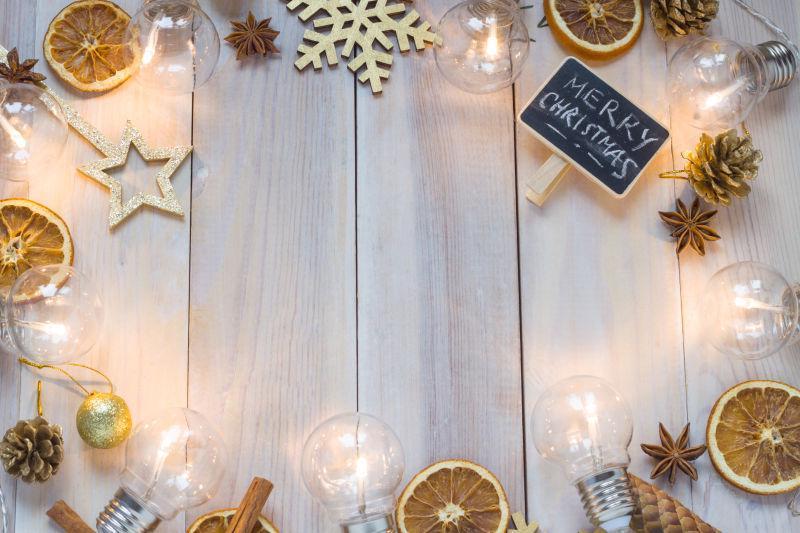 木板上的灯泡和圣诞装饰品