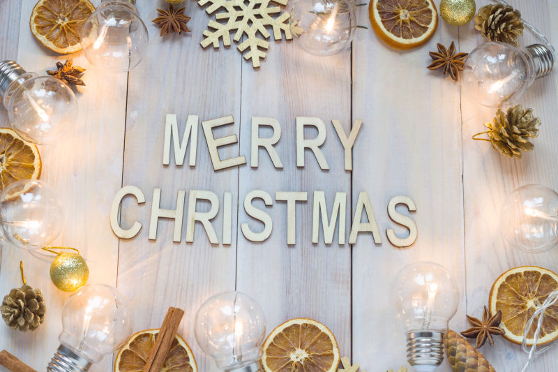 木屋墙上的圣诞装饰图