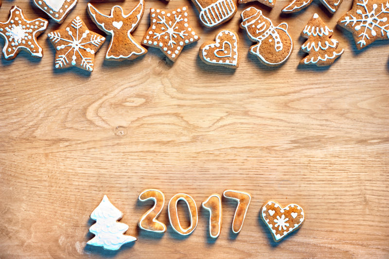 木板上放着自制的圣诞饼干