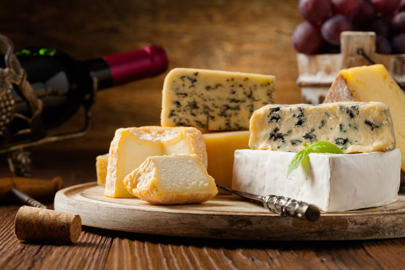 木板上的奶酪和葡萄