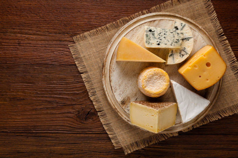 木制托盘中的奶酪和葡萄