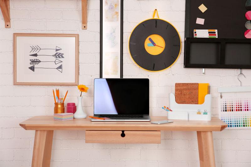 木质桌面上笔记本电脑和办公用品