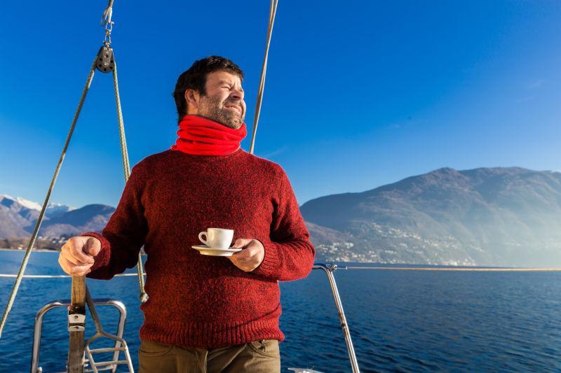 船上喝咖啡的男人