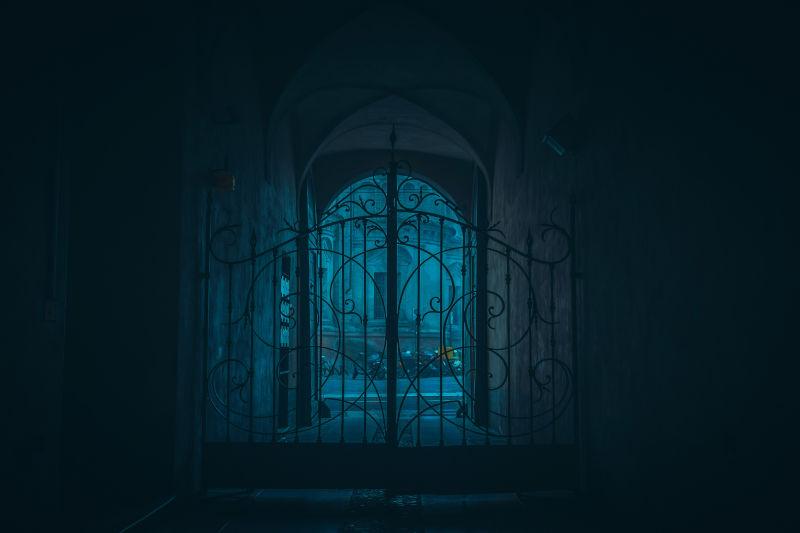 夜色下神秘的古堡大门