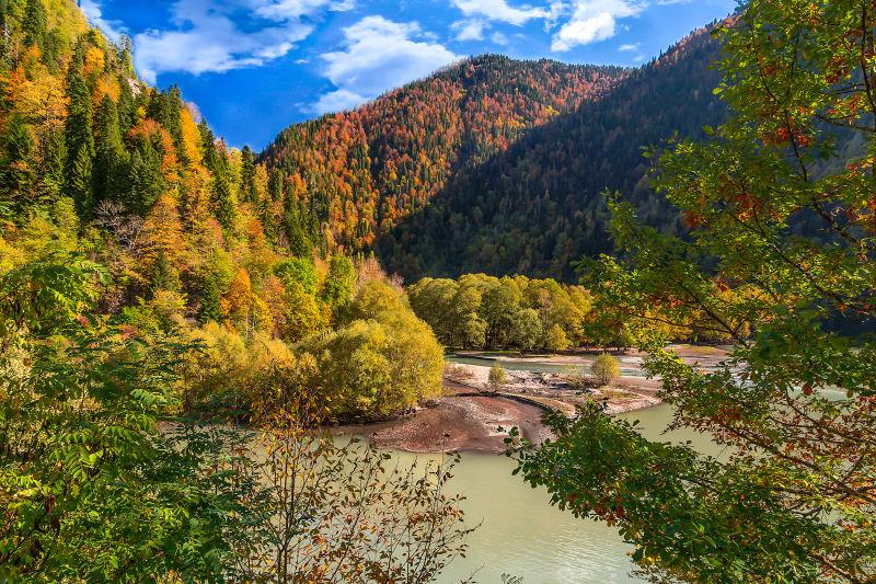 山区自然的秋季景观