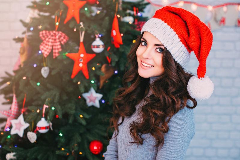 圣诞节背景下戴着Santa帽的美女