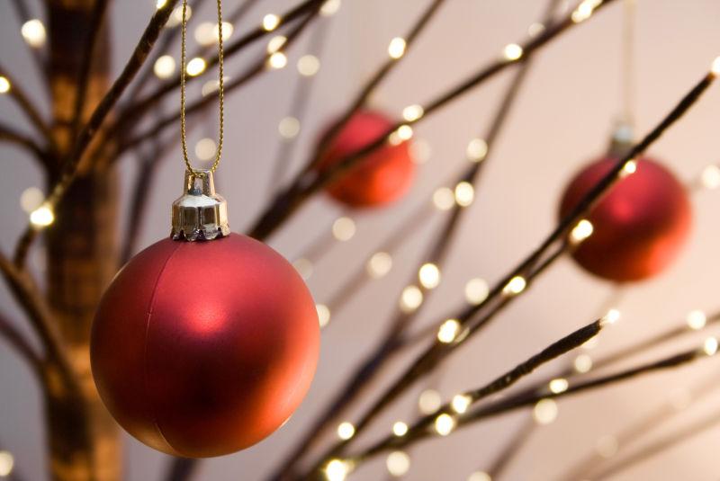 树枝上的圣诞节红色装饰球