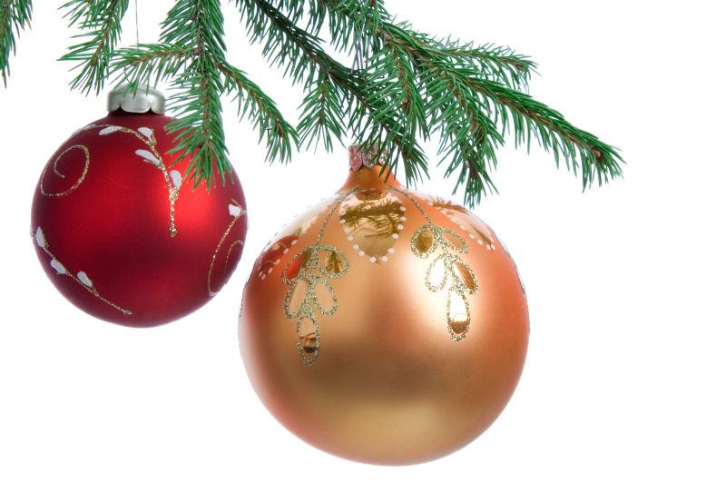 白色背景下的圣诞装饰球和树枝