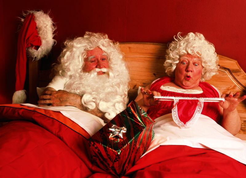床上的圣诞老人和圣诞老太太