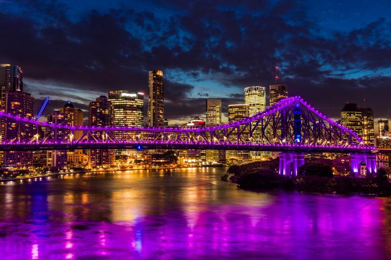 紫色背景下的大桥夜景