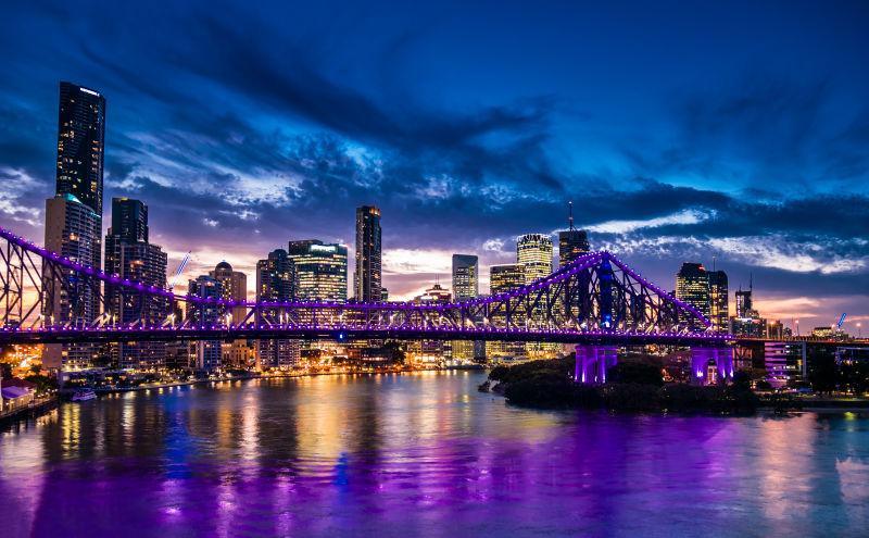 夜幕下的紫色大桥景观