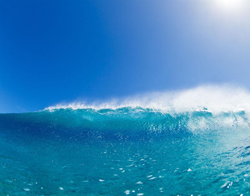 有阳光的蓝天背景下海上的波浪
