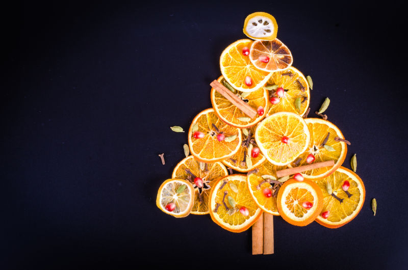 用橙子摆起来的圣诞树