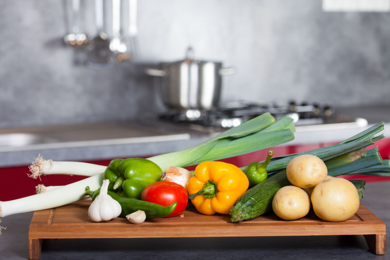 厨房案板上的各种蔬菜食材