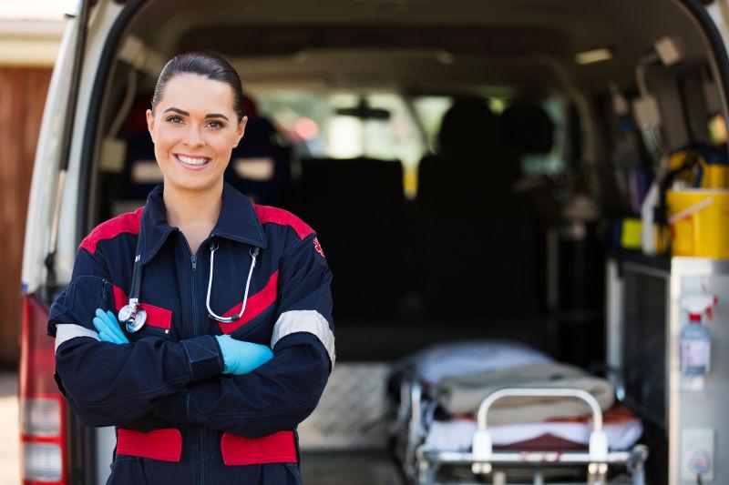 救护车前微笑的女性紧急医疗服务人员