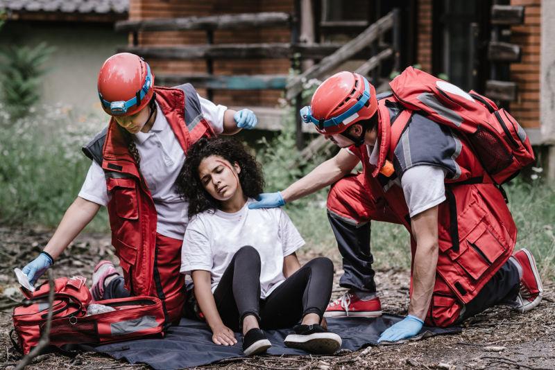 救援队帮助受伤的受害者