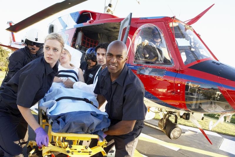 护理人员从飞机上卸下病人