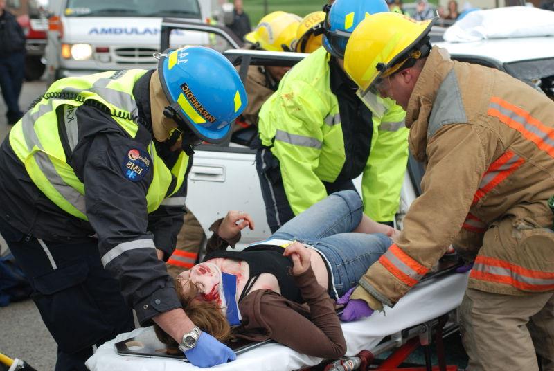 汽车事故中救援伤着的救护员