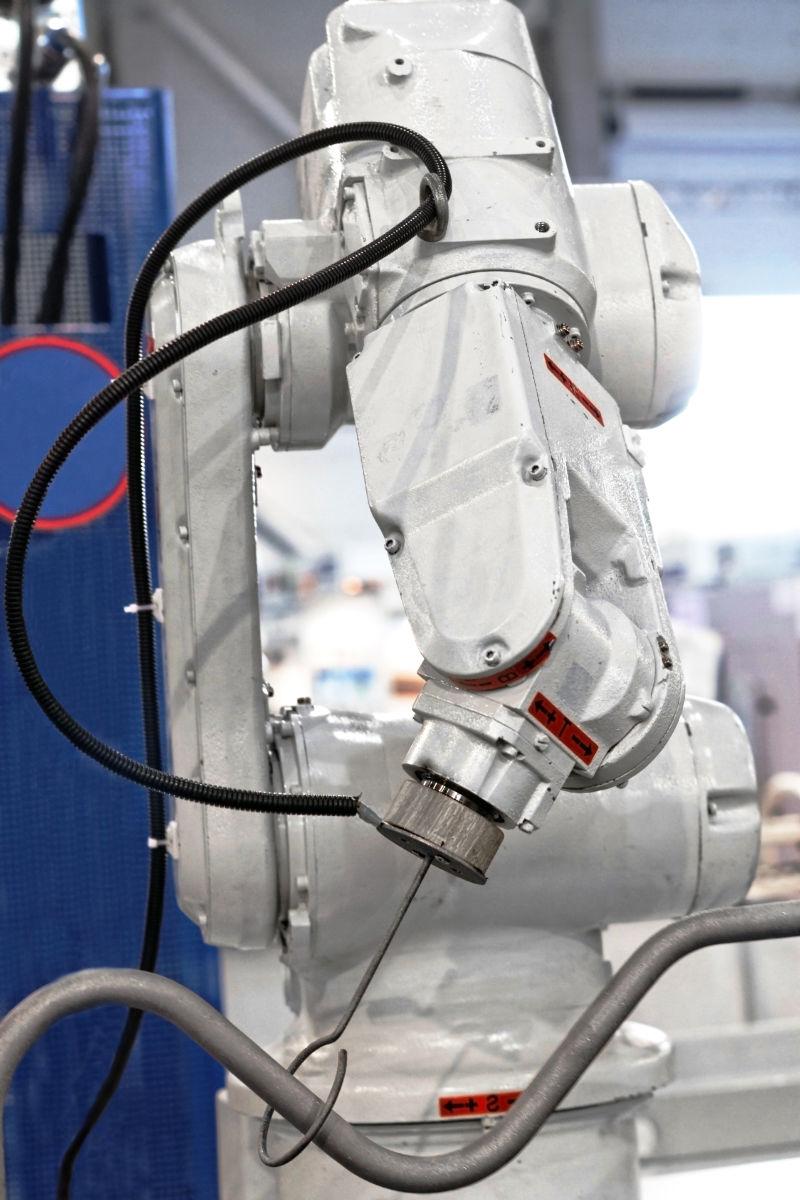 白色的工业自动化的机器人手臂