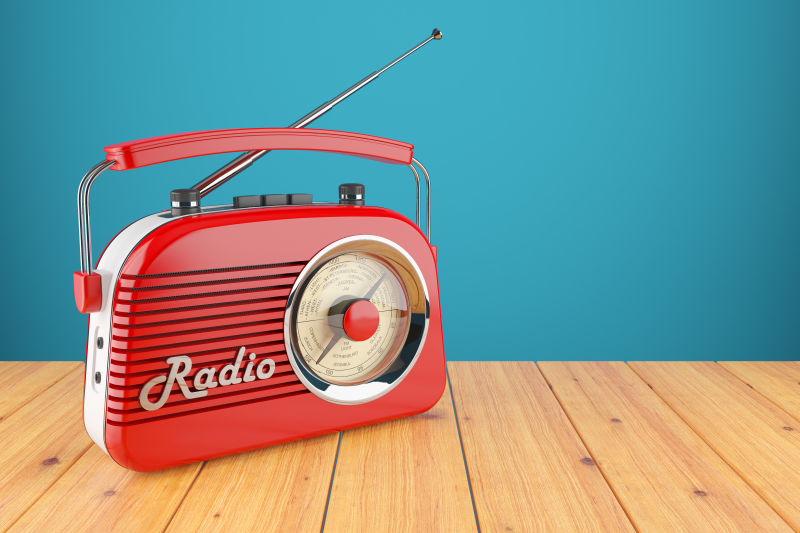 木桌上的老式红色收音机