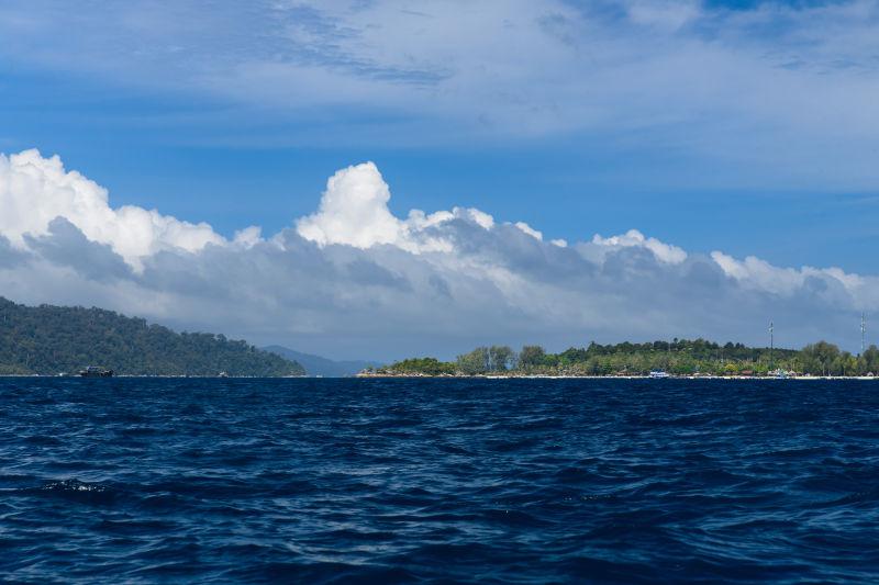 一望无际的蓝色的泰国天堂岛利佩岛