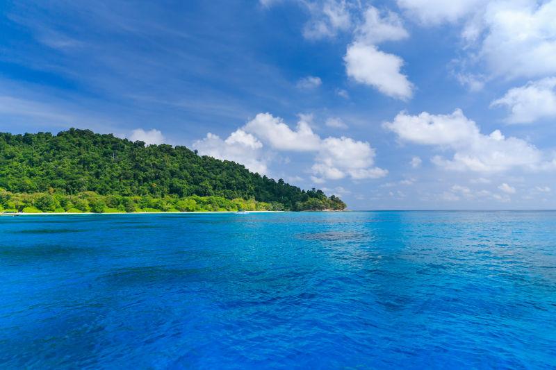 蓝天白云下的美丽自然的蓝色海洋岛就饿蓝色的大海
