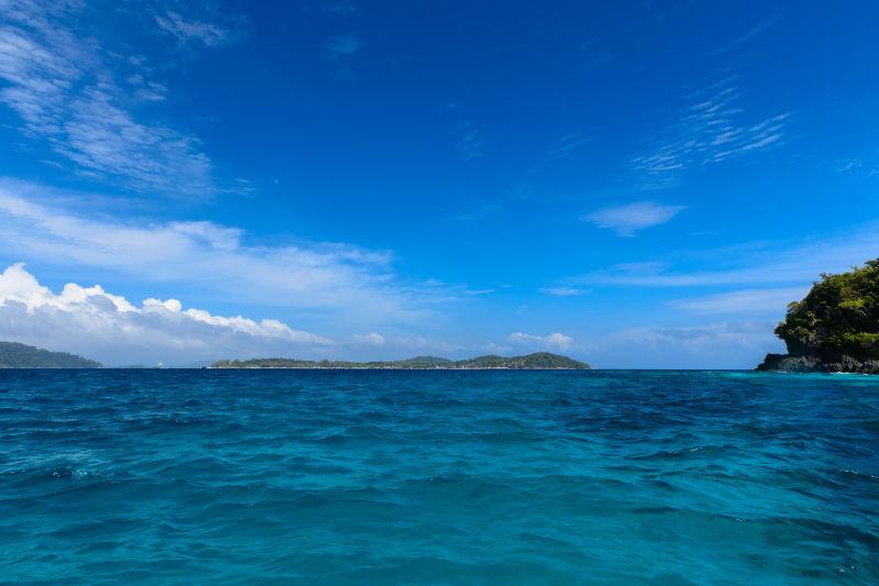一望无际的蓝色的泰国天堂岛