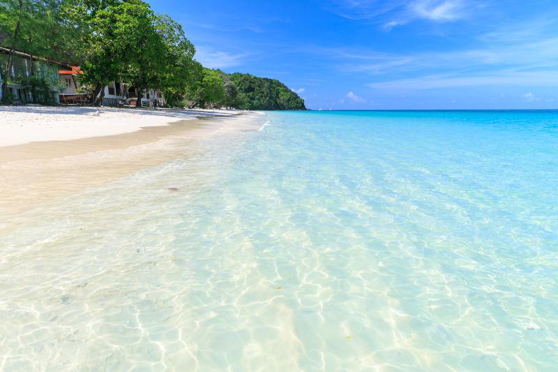 碧水蓝天的普吉岛泰国热带白沙海滩