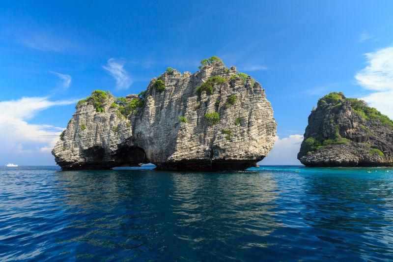 美丽的大石头在海湾泰国岛