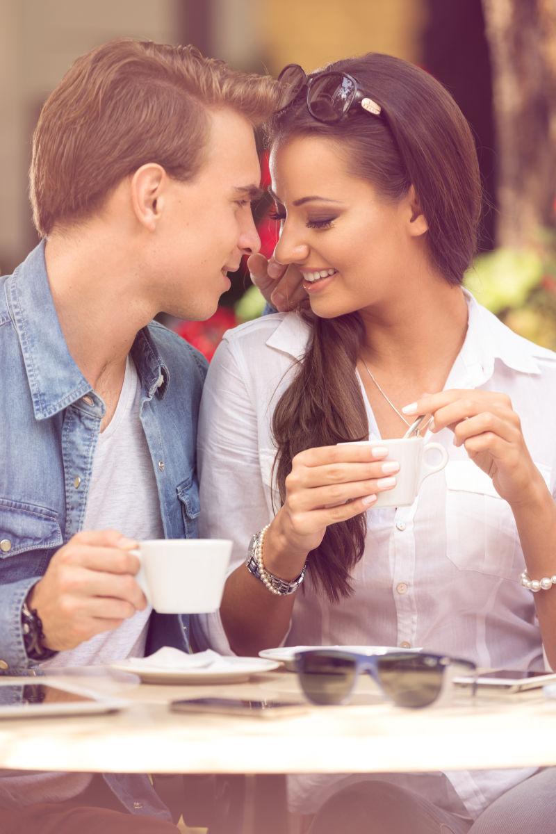 咖啡馆浪漫约会的幸福情侣