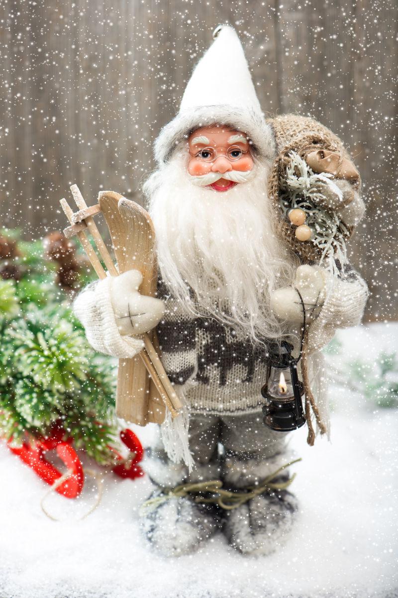 圣诞老人与雪中的圣诞树玩具