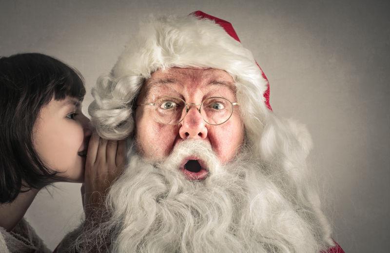 美女在圣诞老人的耳边窃窃私语