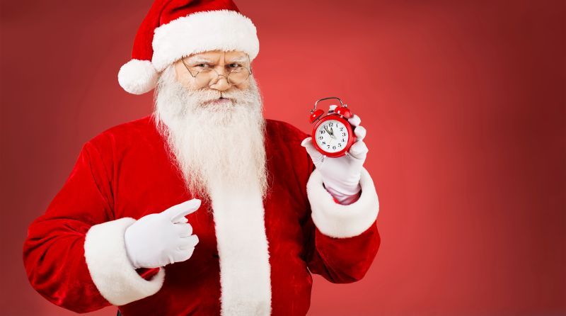 圣诞老人右手指着闹钟