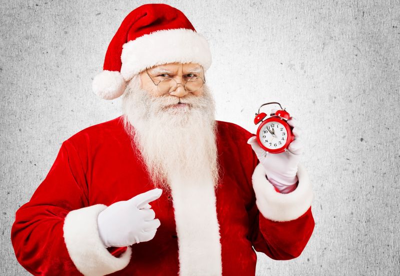 圣诞老人手里握着时钟