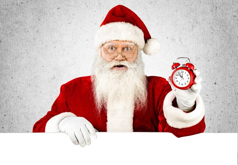 圣诞老人拿着可爱的闹钟
