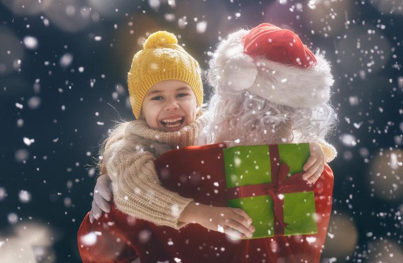 可爱的小女孩抱着圣诞老人