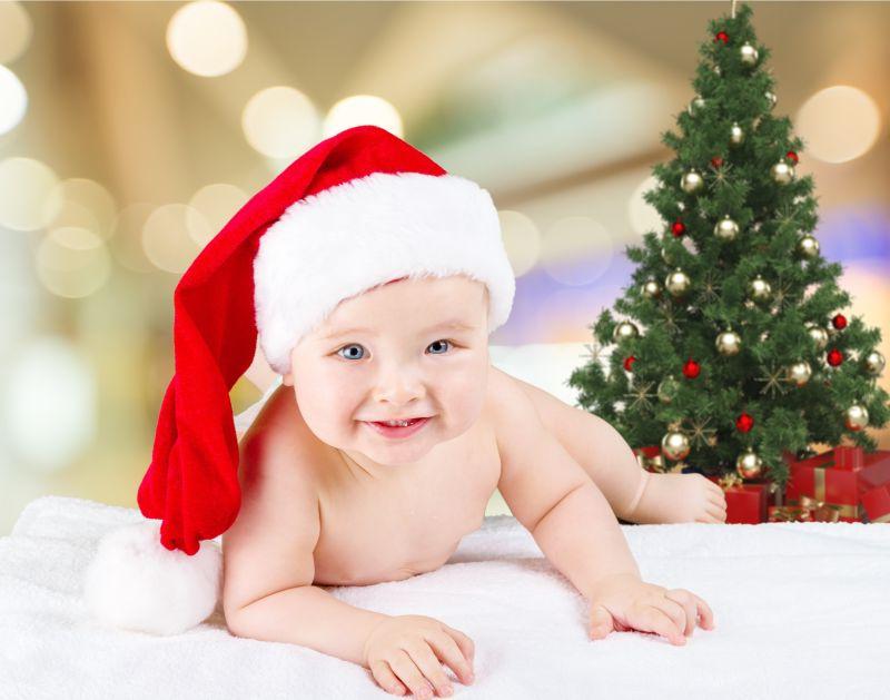 微笑的戴着圣诞帽的婴儿