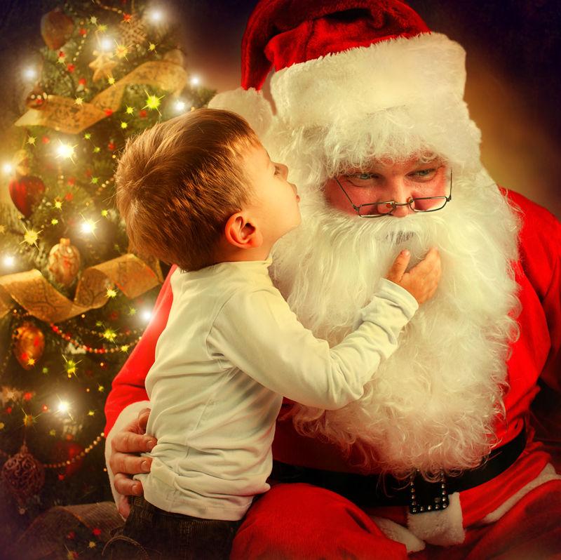 圣诞树下的圣诞老人与小孩