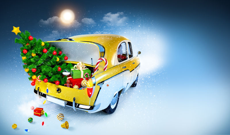 装着圣诞树圣诞礼物的黄色汽车