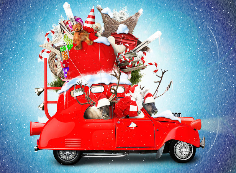 圣诞老人带着驯鹿开车红色卡车去送礼物