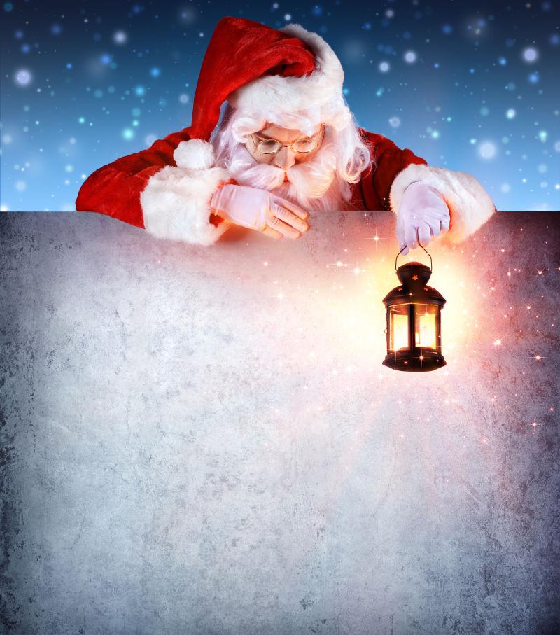 圣诞老人带夜灯在雪景天气下