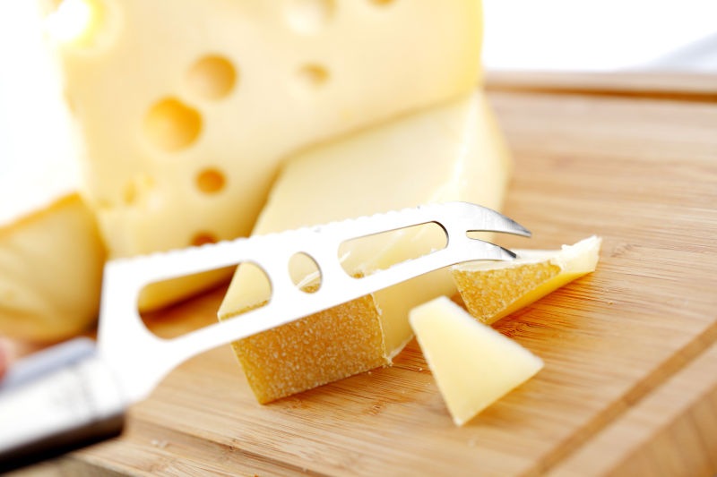 奶酪刀与切碎的奶酪