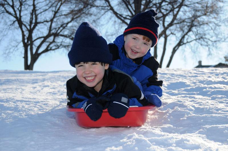 两个小男孩在雪地玩耍