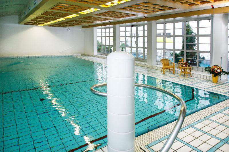 干净水池的现代室内游泳池内部的装修设计效果